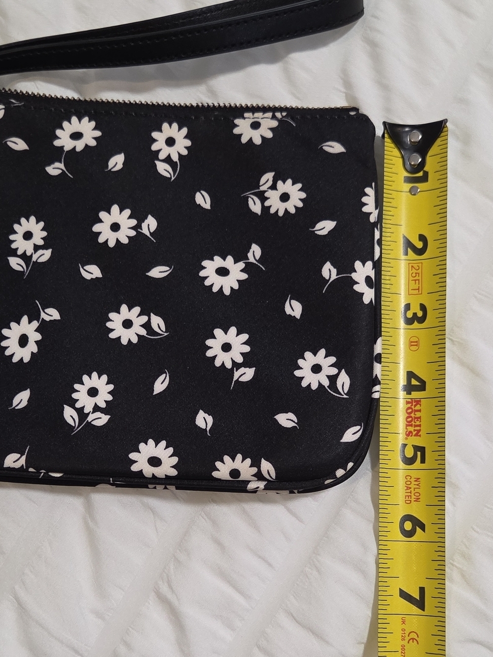 kate spade Black and White Daisy Zip Wristlet - Picture 5 of 10